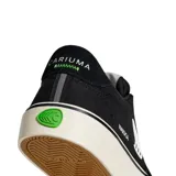 Championes de skate negros de lona con cordones blancos y suela de goma blanca.