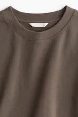Buzo oversized de cuello redondo con interior cepillado suave, hombros caídos y puños y bajo acanalados.