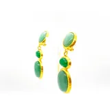 Aros colgantes con tres ágatas verdes de diferentes tonos y tamaños, engarzadas en bronce enchapado en oro. Se ajustan con clip.