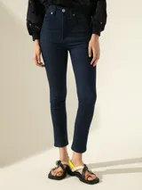 Jeans cropped de tiro medio confeccionado en denim de algodón con elastizado sutil. Fit recto, con lavado sutil manteniendo el color azul intenso del tejido.