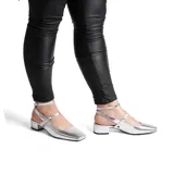 Zapato de vestir negro charol con punta fina, dos tiras finas sobre el empeine y taco bajo cuadrado.