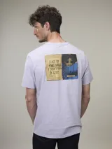 Remera gris de algodón con cuello redondo y estampado pequeño en el pecho.