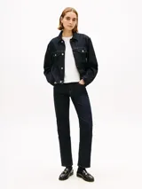 Campera de denim oscura Tommy Hilfiger confeccionada en mezcla de algodón y Tencel Lyocell, con cierre frontal de botones metálicos, bolsillos con solapa en el pecho y costuras en contraste.
