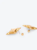 Par de aros cuadrados dorados con textura irregular y cierre de broche.