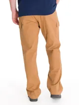 Pantalón cargo Caterpillar Heritage Straight color marrón, de corte regular y estilo utilitario, con múltiples bolsillos laterales y traseros con solapa.