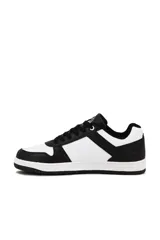 Championes deportivos Pony modelo WT22519, diseño tricolor en rojo, blanco y negro con la característica franja lateral de la marca. Cierre con cordones rojos.