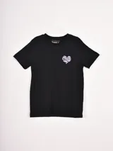 Remera negra de manga corta con cuello redondo y un pequeño estampado de corazón con líneas diagonales en color lila pálido en el pecho izquierdo.