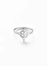 Anillo plateado de acero quirúrgico con diseño de nudo de brujas.