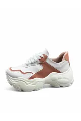 Championes deportivos chunky de color blanco con detalles en tono tostado, cordones blancos y suela gruesa texturizada.