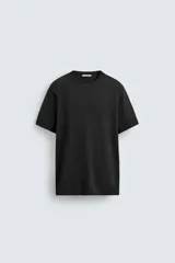 Camiseta de punto de corte regular, confeccionada en una mezcla de viscosa. Presenta cuello redondo y mangas cortas con acabados en rib.