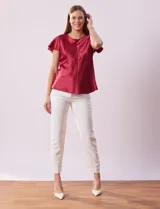 Blusa color beige de satén, marca Alex & Lili. Manga corta amplia, corte bajo el busto y espalda con abertura ojal y botón.