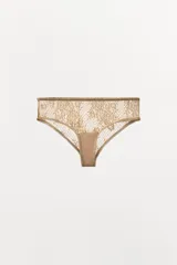 Braguita de tiro alto y cobertura ancha, confeccionada en encaje floral color beige/dorado con forro interior en la zona de la entrepierna.