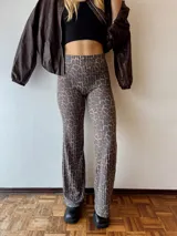 Pantalón de corte recto y tiro alto con estampado animal print. Confeccionado en tejido plisado con cintura elástica para mayor comodidad.