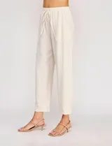 Pantalón holgado de lino color beige de la marca Allie Rose, con tiro alto y pretina elastizada con cordón de ajuste.