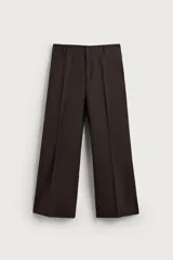 Pantalón de traje flare fit para hombre, confeccionado en tejido con lana, en color marrón oscuro. Presenta tiro medio, trabillas para cinturón, cierre frontal con cremallera y botón, bolsillos laterales y raya central marcada en las perneras.