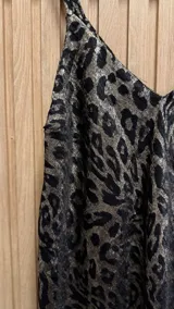 Top metalizado con estampado animal print y corte clásico.