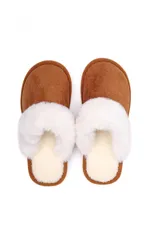 Pantuflas de estar por casa color arena, con exterior de textura gamuzada y detalle de piel sintética blanca en el borde superior.