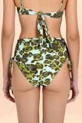 Bombacha de bikini de tiro alto con laterales ajustables mediante tiritas. Presenta un diseño con estampado animal print en tonos verdes y marrones sobre fondo claro.