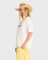 Remera Billabong color beige de corte oversize, manga corta y cuello redondo. Cuenta con estampa frontal con la inscripción "Surf le Soleil" en tonos oscuros y logo de la marca.