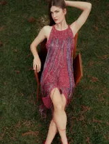 Vestido largo de crochet con hilo de lurex y flecos colgantes, de tirantes y diseño boho.