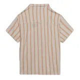 Camisa de manga corta Critical Slide modelo Dexter, con diseño de rayas verticales en tonos beige y naranja, cuello camisero, cierre frontal con botones y un bolsillo aplicado en el pecho.