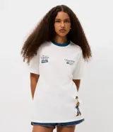 Remera de algodón blanca con cuello redondo azul oscuro, manga corta y estampa frontal de Toy Story con el personaje Woody.