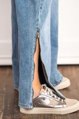 Pantalón de jean celeste de corte wide leg y tiro bajo.