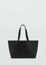 Bolso tipo shopper de cuero bovino, con diseño minimalista, costura central vertical y doble asa de hombro. Cuenta con cierre magnético y forro interior de cuero.