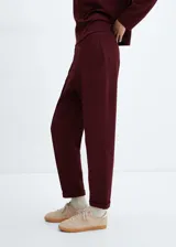 Pantalon de corte jogger confeccionado en tejido de piqué color bordó, con tiro alto, cintura elástica, bolsillos laterales y costuras decorativas frontales.