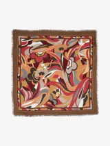 Pañuelo cuadrado negro con estampado paisley en blanco y gris, y bordes deshilachados.