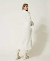 Maxi cárdigan tejido color crema con bordados florales y cinturón.
