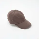 Gorra tipo béisbol de color marrón, con visera curva y bordado frontal con la frase 'Creative Club' en el mismo tono.