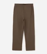 Pantalón masculino confeccionado en tejido de punto pesado con acabado liso, de corte recto y cintura elástica. Cuenta con bolsillos laterales funcionales.