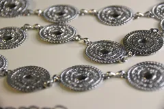 Cinto dorado con chapones redondos con diseño de mandalas.