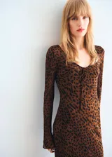 Vestido largo de manga larga con estampado de leopardo, cuello en pico con detalle de lazo y diseño entallado.