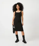 Vestido midi de corte ajustado, confeccionado en tejido acanalado. Presenta escote cuadrado y tirantes medios, con un diseño básico y sin mangas.