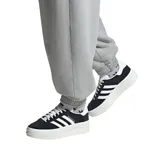 Championes adidas modelo Gazelle Bold, de diseño clásico con plataforma triple. Confeccionados en gamuza negra con las tres tiras laterales y refuerzo en el talón en color blanco. Incluye el nombre del modelo en letras doradas en el lateral y suela de plataforma de goma en tono crema.