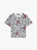 Remera Tommy Hilfiger de corte regular, confeccionada en punto interlock de algodón blanco con rayas horizontales azul marino y diseño floral gráfico superpuesto con detalles en rojo. Presenta cuello redondo y mangas cortas.