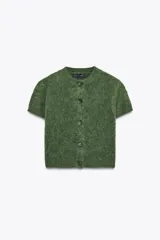 Chaqueta de punto de textura peluda en color verde, con cuello redondo, manga corta y cierre frontal con botones a tono.