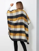 Ruana de tejido soft, marca Barrington, con diseño a cuadros grandes en tonos mostaza, gris oscuro y blanco. Presenta terminación en zig zag con lana en los bordes.