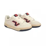 Championes Vans modelo Upland VNTG de estilo retro. Presentan una capellada de gamuza en color crema, con el icónico logo lateral en azul marino y detalles en rojo. Cuentan con una suela de plataforma en tono beige y una base de goma en azul marino, ofreciendo un diseño inspirado en el skate de los años 90.