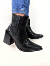 Botas tejanas de cuero negro, con taco cuadrado de 8 cm y elástico lateral.