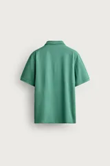 Remera polo regular fit de color gris oscuro, confeccionada en tejido de algodón con textura de rayas verticales. Cuenta con cuello solapa, cierre frontal con botones y mangas cortas con terminación en rib.