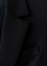 Blazer entallado de corte clásico con cuello de solapa, cierre frontal de un botón, bolsillos con solapa y abertura posterior en el bajo. Cuenta con forro interior y mangas largas con puños abotonados.
