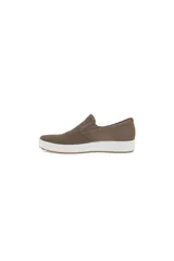 Zapato slip-on color marrón topo, con capellada de cuero nobuck y detalles de ante. Cuenta con inserciones elásticas laterales, forro textil, suela liviana con tecnología ECCO FLUIDFORM Direct Comfort y plantilla extraíble.