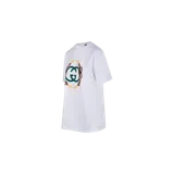 Remera Gucci blanca de manga corta, con cuello redondo y estampado gráfico frontal con el logo de la marca entrelazado y detalles ornamentales en dorado, verde y rojo.