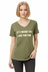 Remera negra de algodón, con cuello en V, mangas cortas, corte al cuerpo y estampa frontal con la frase "Emotionally Unavailable" en letras rosadas.
