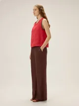 Pantalón de lino color negro, de corte recto y pierna ancha, con cintura elastizada.