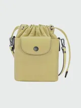 Bolso tipo crossbody de cuero, tamaño XS, con diseño de cubo y cierre de solapa con botón a presión. Incluye correa larga ajustable y cordones laterales decorativos.