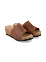 Sandalia de plataforma color chocolate, con tira ancha de cuero rústico, horma ergonómica y suela de corcho flexible con base de goma.